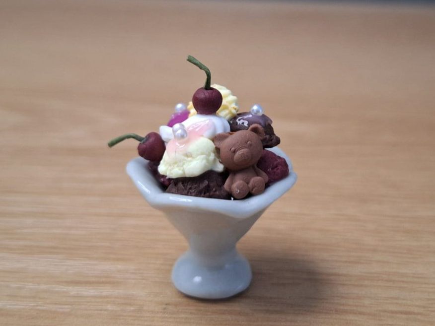 Puppenhäuser & -möbel: Handmade Coupe Eisbecher mit Kirschen, Keramik Eisbecher – Neu (gemäss Beschreibung) aus Zürich von HandmadeTinyFood 3