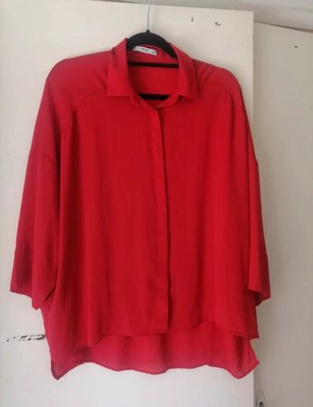 Chemisier rouge Mango, taille M, parfait pour l'été!