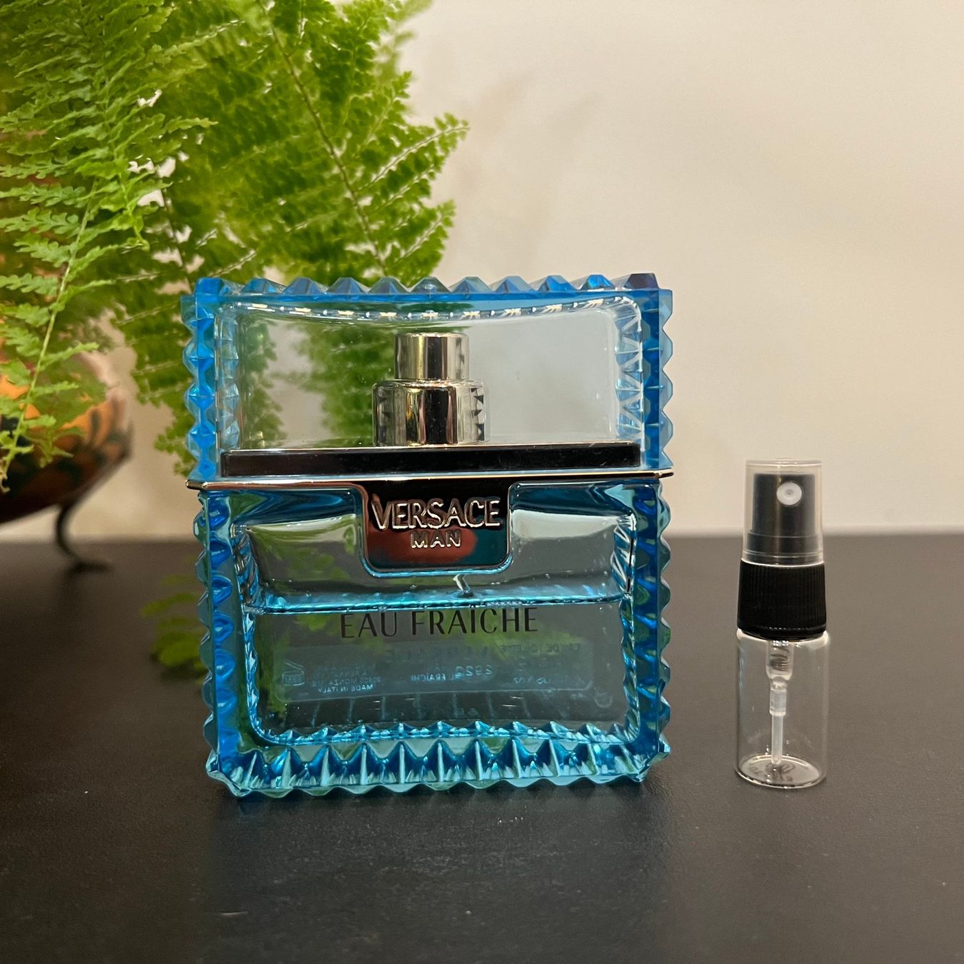 Versace Profumi & Eau de Toilette: Versace Eau Fraiche 2ml Tester – Nuovo (secondo la descrizione) da Hüttikon venduto da Yatzu