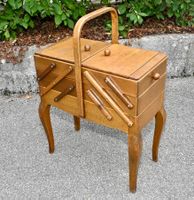 Vintage Nähkästchen Holz auf Beinen – Ausziehbarer Nähkorb