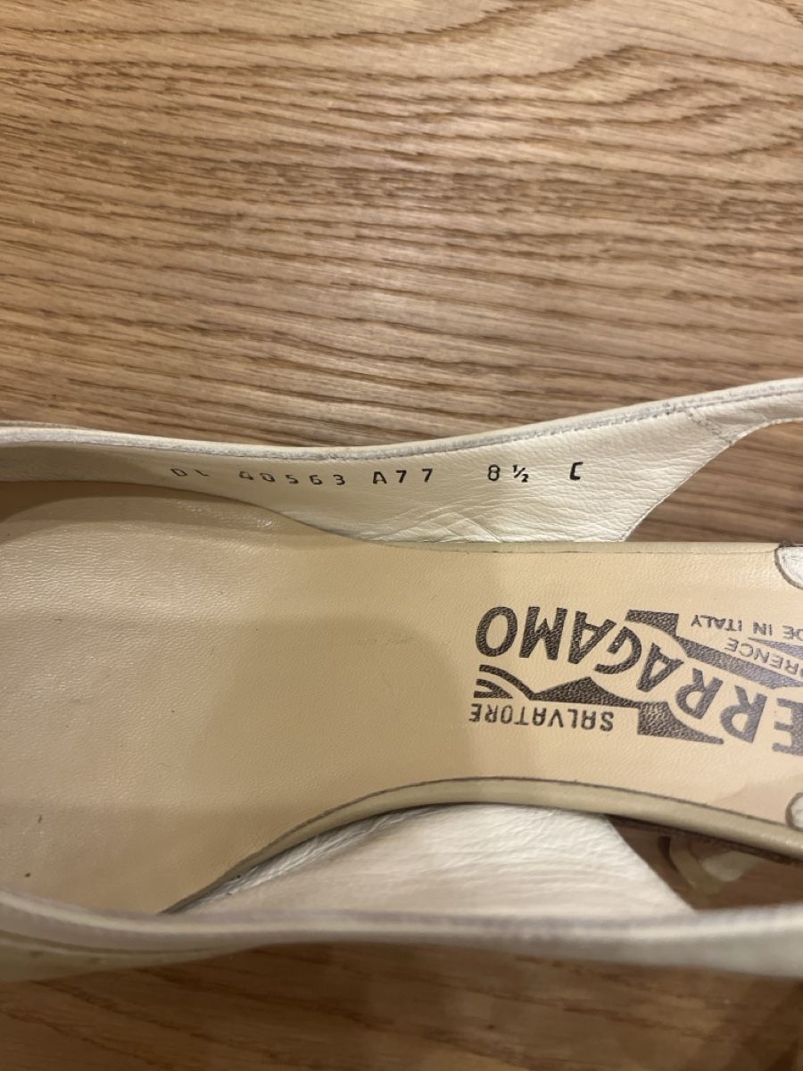 Salvatore Ferragamo Scarpe da donna: Ferragamo Slingback Heels - Beige/Offwhite, Size 39 – Usato da Schindellegi venduto da Zurpan 4