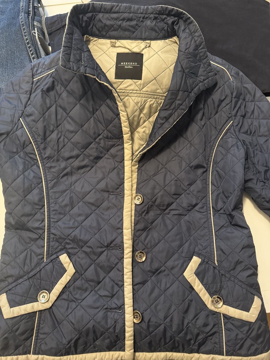 Max Mara Jacken: Weekend Max Mara Quilted Navy Jacket Size S - Spring/Summer – Gebraucht aus Küsnacht ZH von Helenassecondhand
