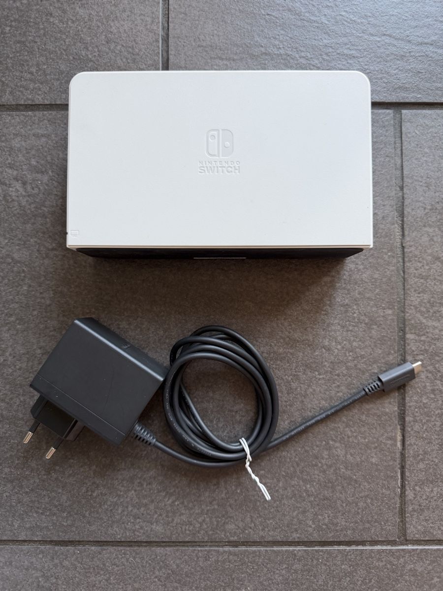 Nintendo Console: Nintendo Switch OLED & Pro-Controller – Usato da Zürich venduto da cENS0R 1