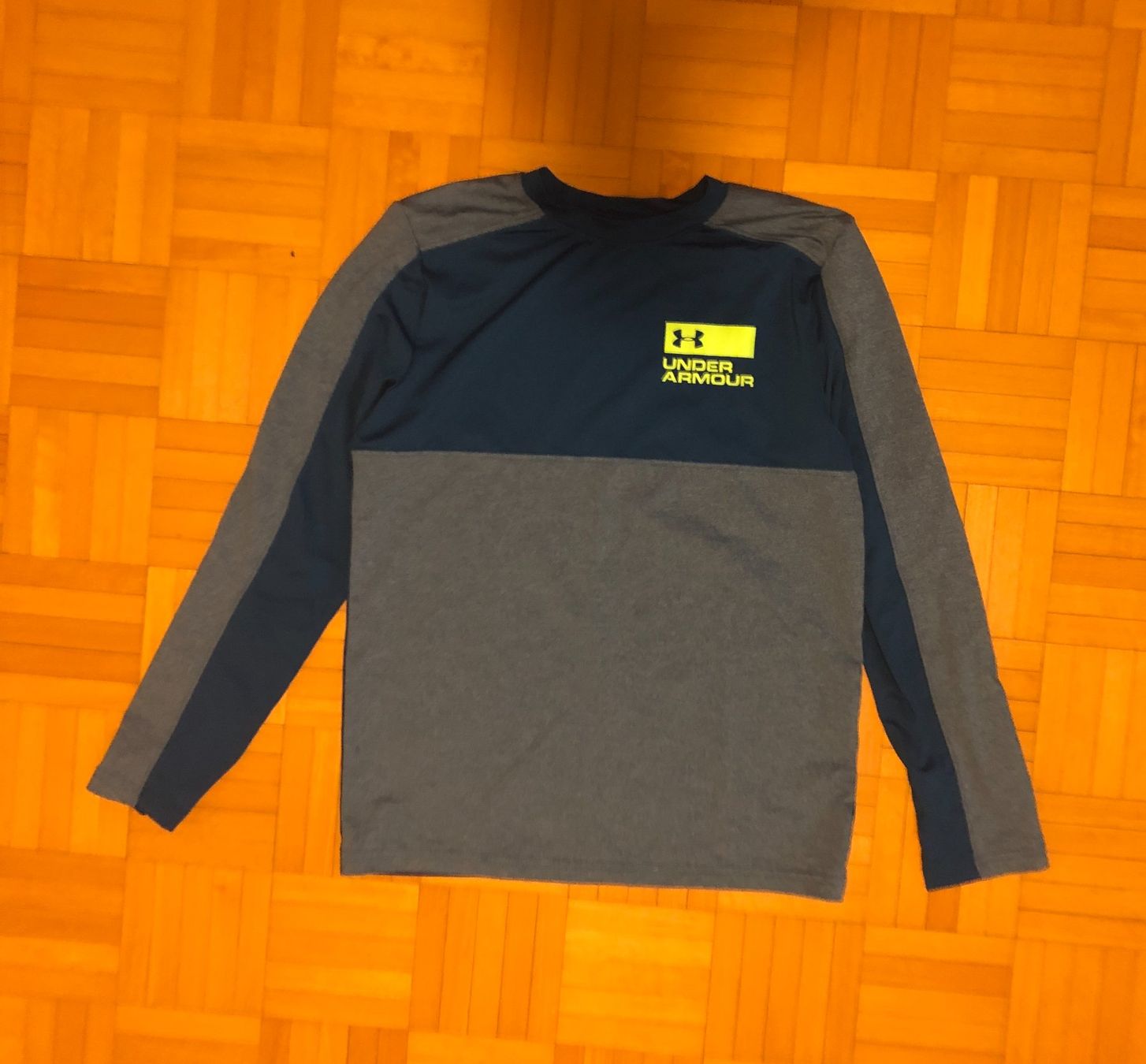 Top: Under Armour neuwertig Unisex – Usato da Thalwil venduto da Maricortin 1