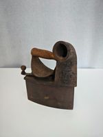 Antikes Holzkohlen Bügeleisen Gusseisen mit Holzgriff