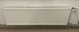 Radiateur à l'état neuf avec vanne thermostatique lg. 1,4 m