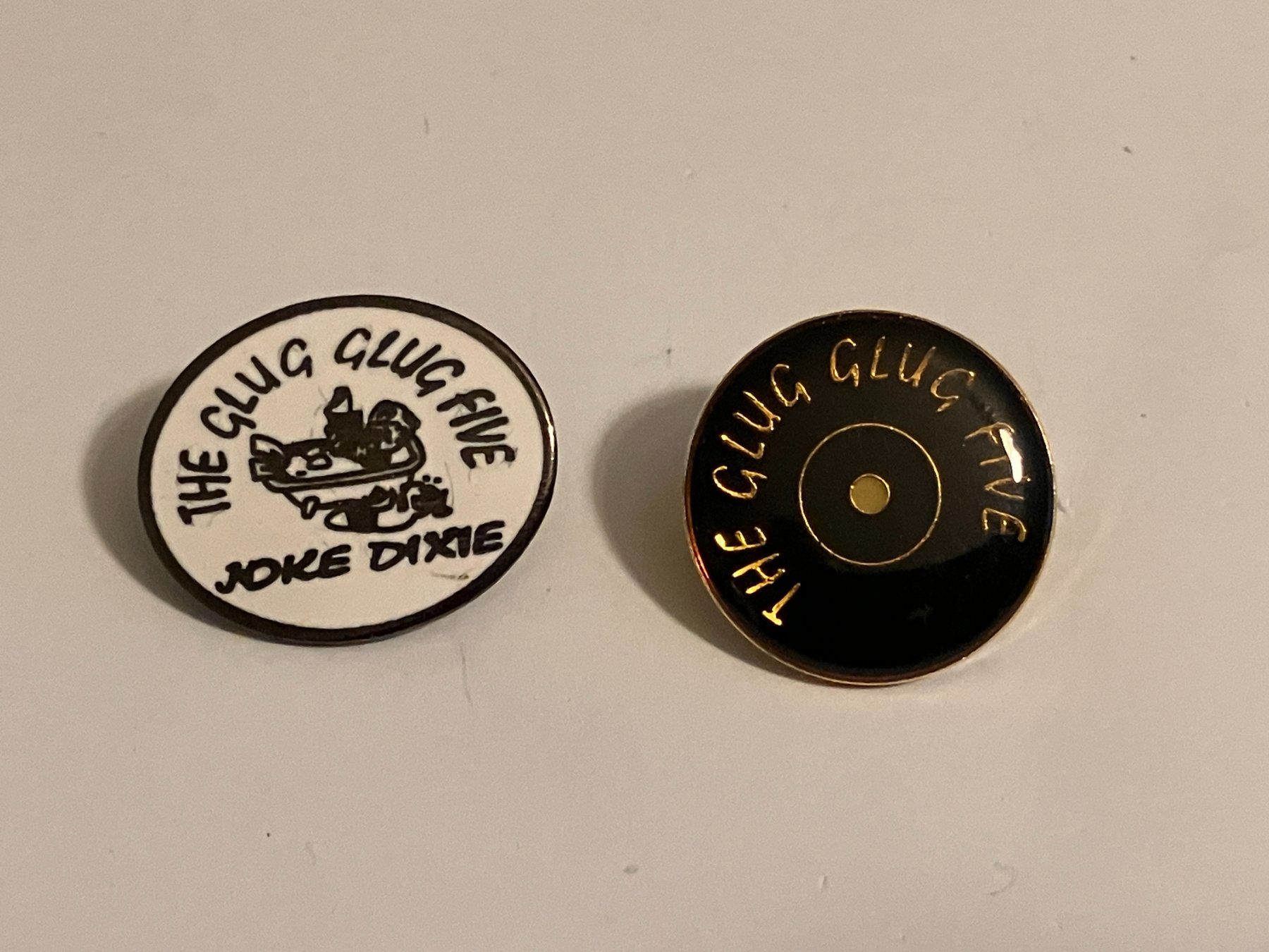 Placchette & Badge: 2 Pin The Glug Glug Five Joke Dixie – Usato da Basel venduto da djwwpp