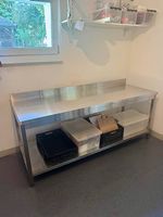 Edelstahl Arbeitstisch 200x70 mit Grundboden und Aufkantung