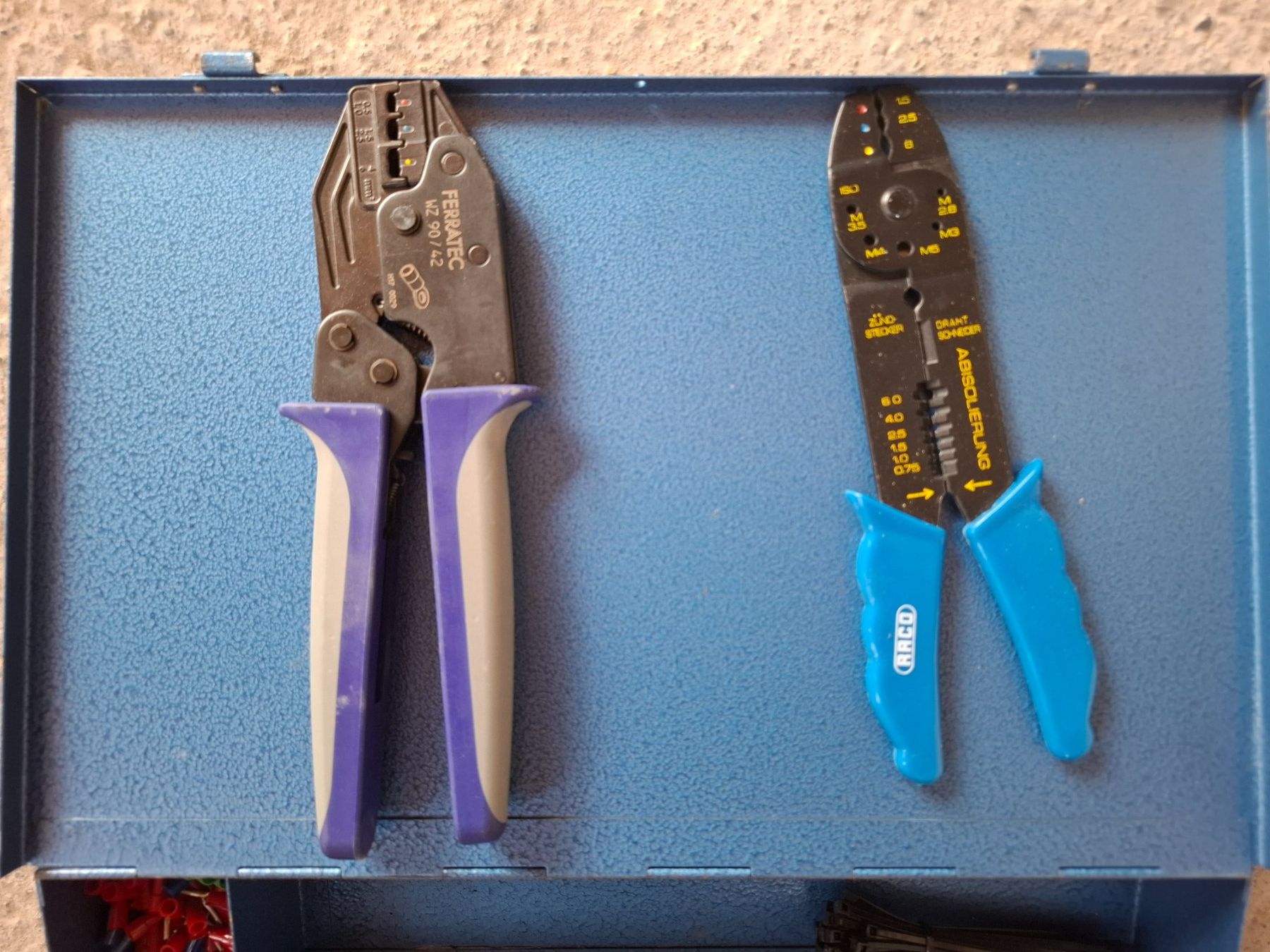 Alle Werkzeuge: Kabelschuhe Set mit 2 Zangen – Gebraucht aus Steg im Tösstal von LARO14 1