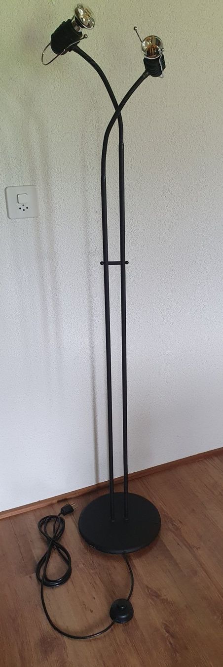 Lampen: Stehlampe mit 2 flexiblen Spot Leuchten – Gebraucht aus Giswil von online-Brockenhaus