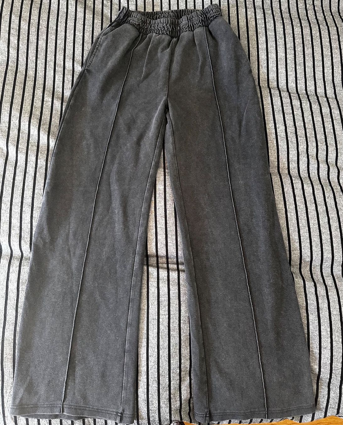 Stradivarius Pantaloni: STRADIVARIUS - Trainerhose mit Weitem Bein – Nuovo (secondo la descrizione) da Haldenstein venduto da enie123