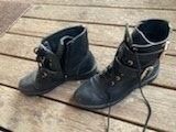 Damenschuhe: schwarze stieflette gr.39 mit goldenen – Gebraucht aus Schwarzenberg LU von kindler007 2
