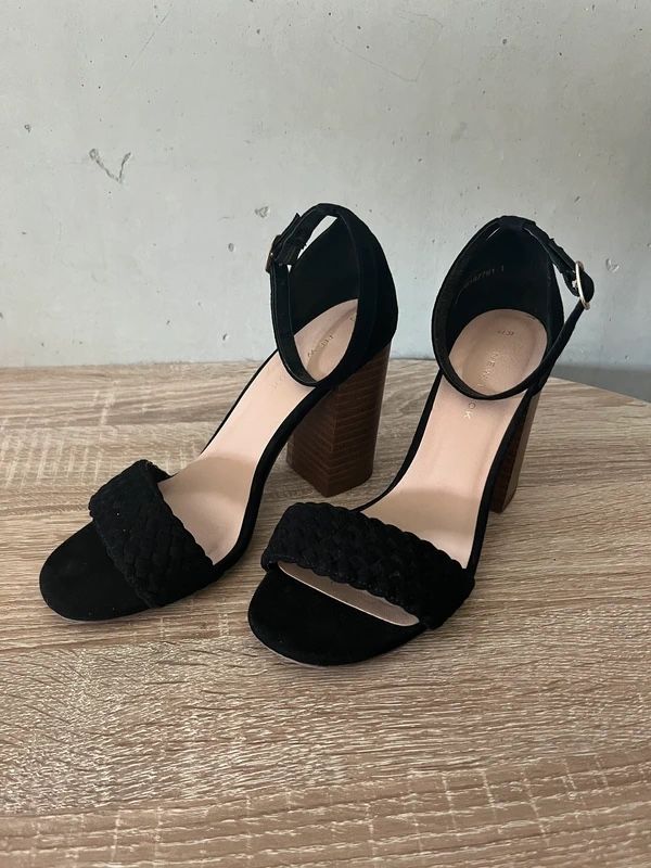 New Look Scarpe da donna: Chic New Look Black Heeled Sandals - 37 – Nuovo (secondo la descrizione) da Vesenaz venduto da giu_77bp 1