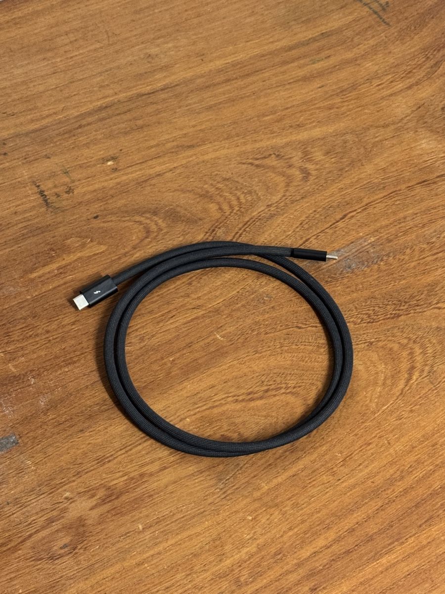 Apple Câbles: Apple Thunderbolt 4 Pro Kabel USB-C 1m – D'occasion à Winterthur par milhiii
