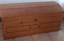 Antiker Truhe aus massivem Holz 