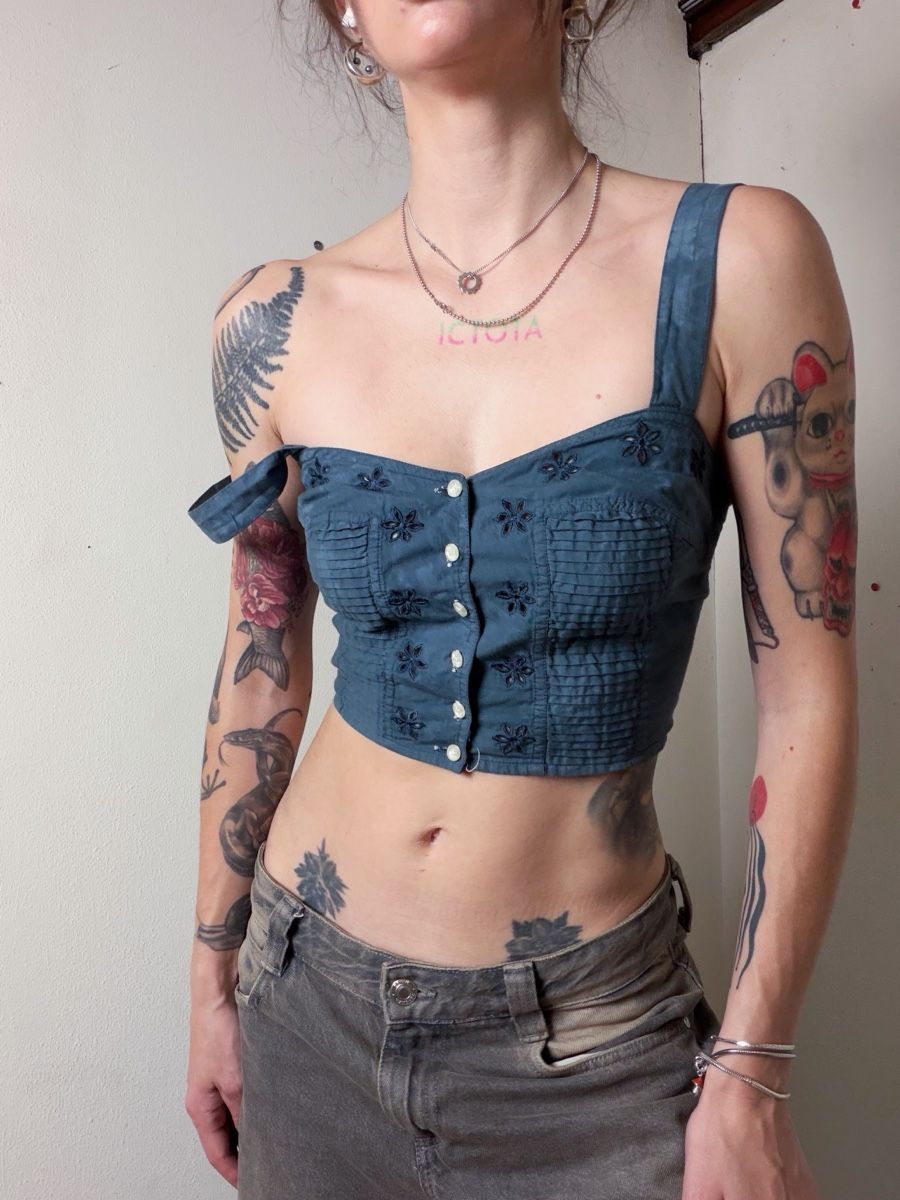 Tops: blue embroidered crop top size S – D'occasion à Knonau par Grapesvintage