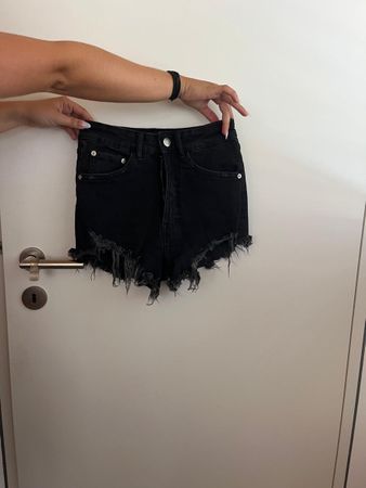 Schwarze High Waist Shorts mit Fransensaum