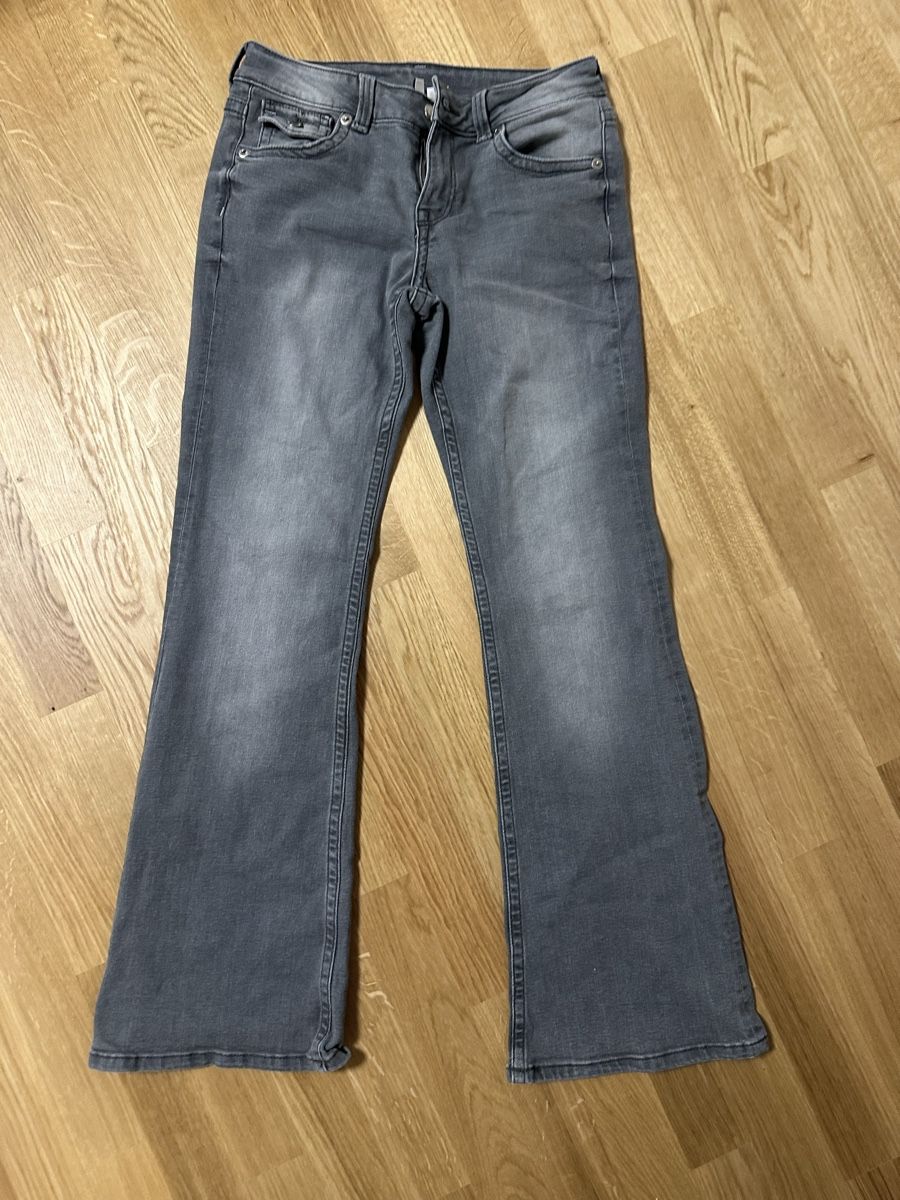 H&M Jeans: Divided H&M flared Jeans, Grösse 40, 1x getragen – Usato da Pfaffhausen venduto da Geraldine12