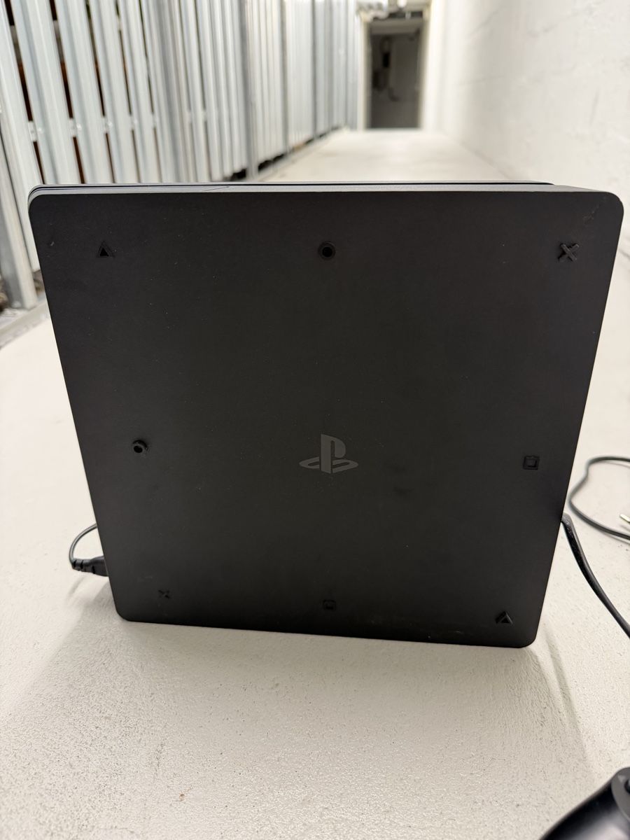 Sony Console: Sony PlayStation 4 Konsole schwarz mit einem Controller – Usato da Zürich venduto da Privat_13 1