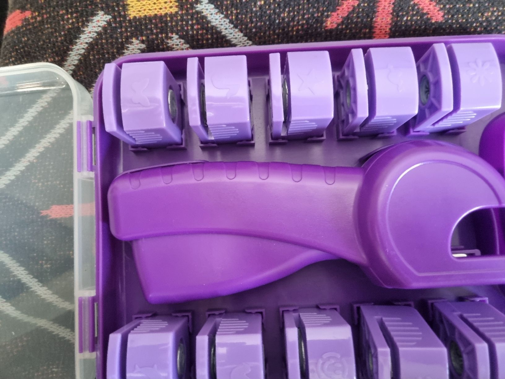 Kit bricolage: Set de perforatrices créatives avec mallette violet – Usato da Fribourg venduto da sal_5ln6 2