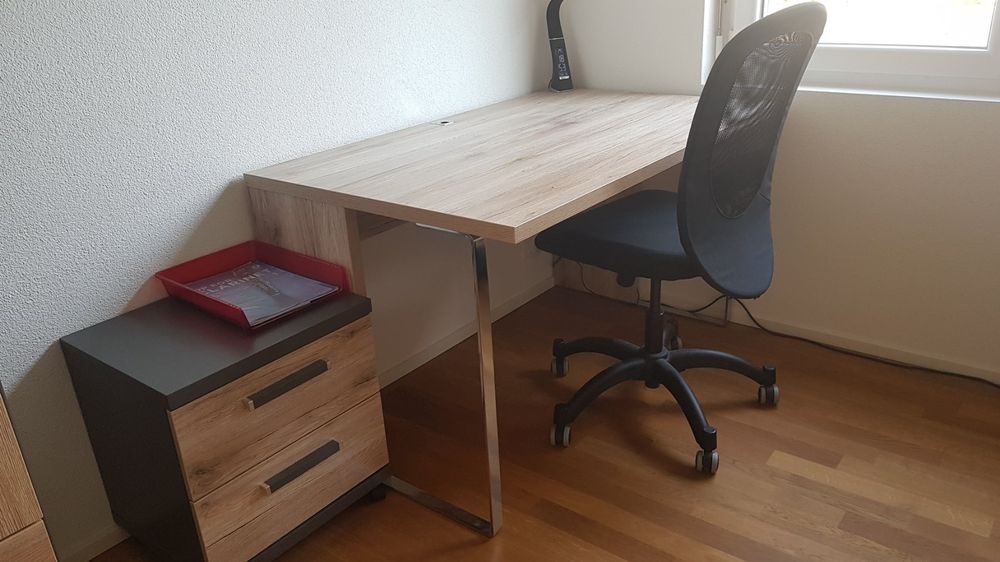 Schreibtisch mit Rollcontainer (Gebraucht) in Sarmenstorf für CHF 95 ...