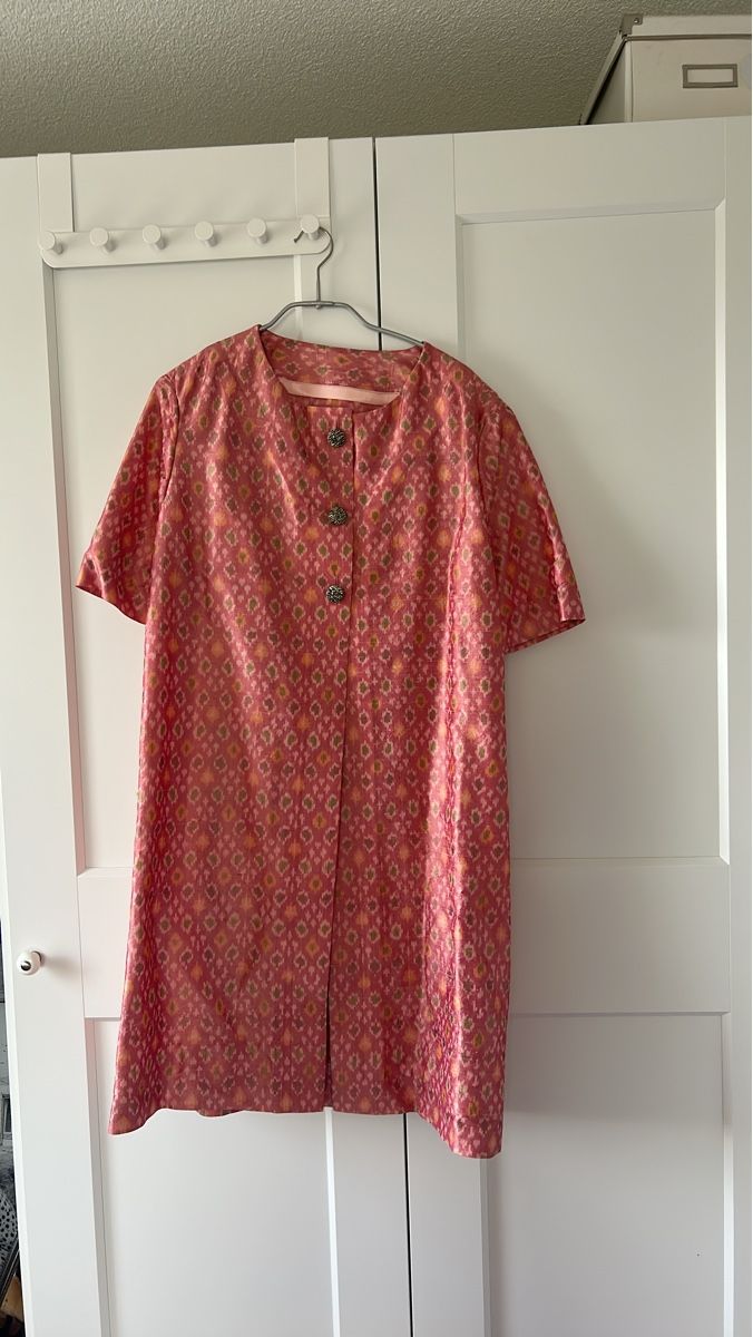 Robes: Bluse kurzarm Seide gemustert Grösse 38 – D'occasion à Siebnen par schnell05