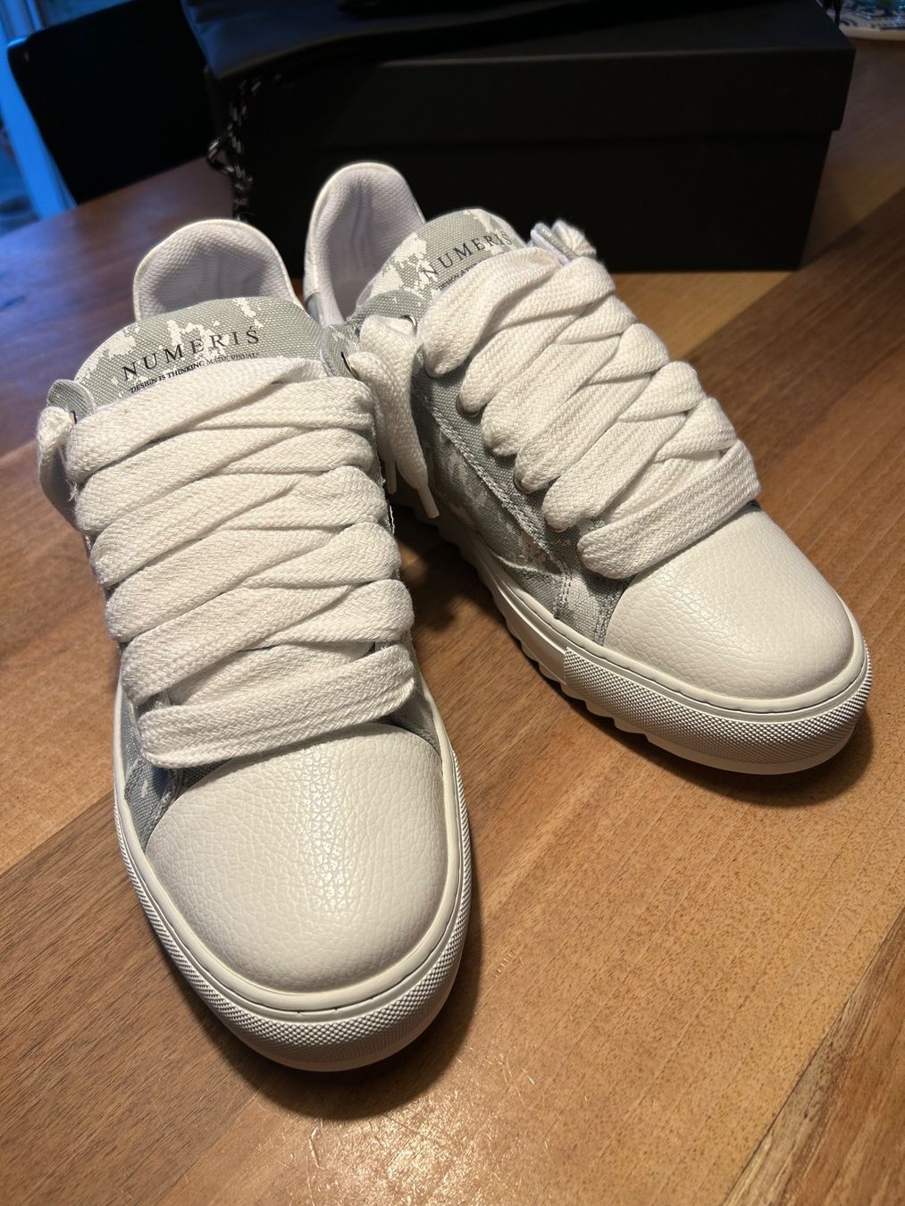 Scarpe da uomo: Numeris Sneaker neu & originalverpackt Grösse 45 – Nuovo e nell'imballaggio originale da Niederrohrdorf venduto da Mirjam3056 1