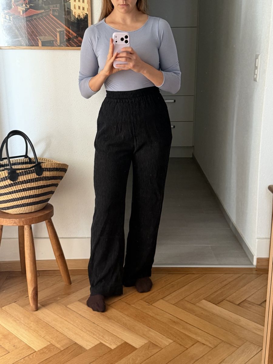 Pantalons: Edited EU36 Black Trousers with texture  – Neuf (Voir description) à Zürich par flo_8x2x
