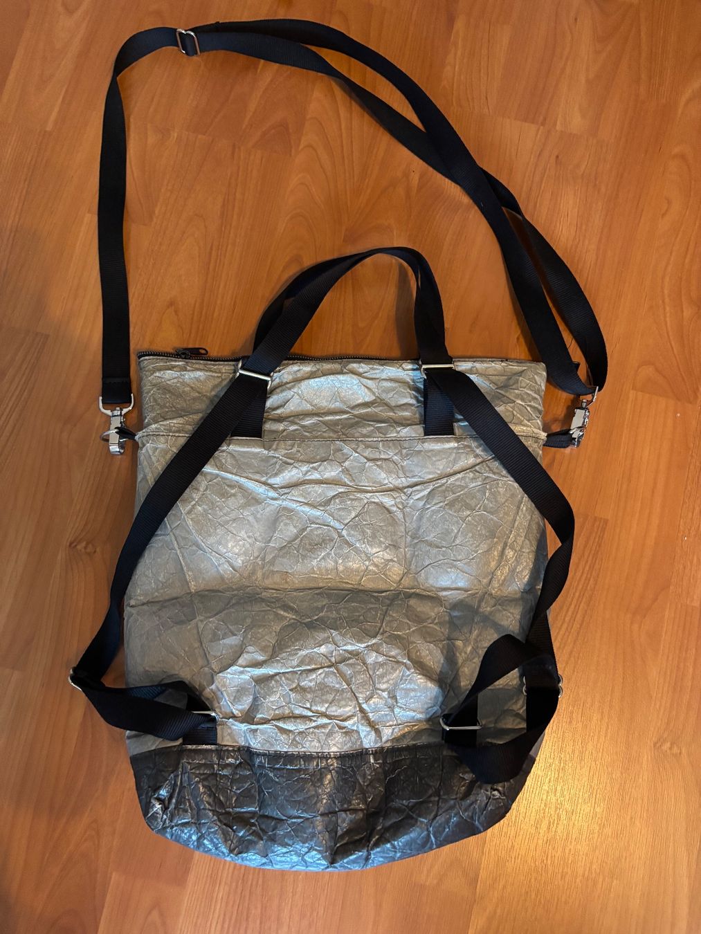 Taschen für Damen: Mapbagrag Tasche Rucksack silber – Gebraucht aus Balsthal von Uroby 1