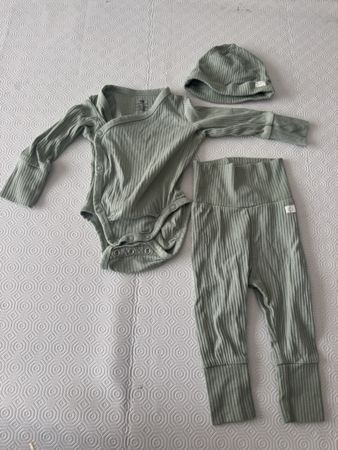Baby Set Body Hose Mütze grün gerippt