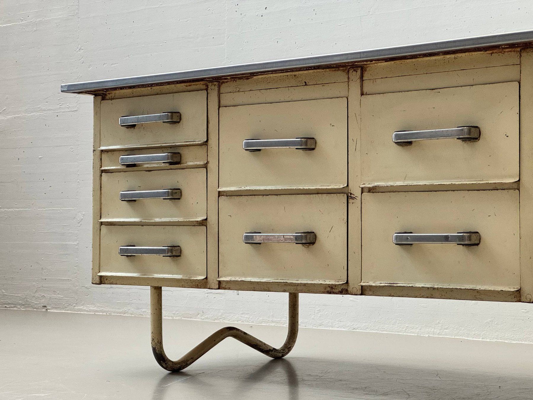 Kommoden: Industrie-Sideboard mit Edelstahlplatte, Ateliermöbel – Gebraucht aus Zürich von LeMoege 5