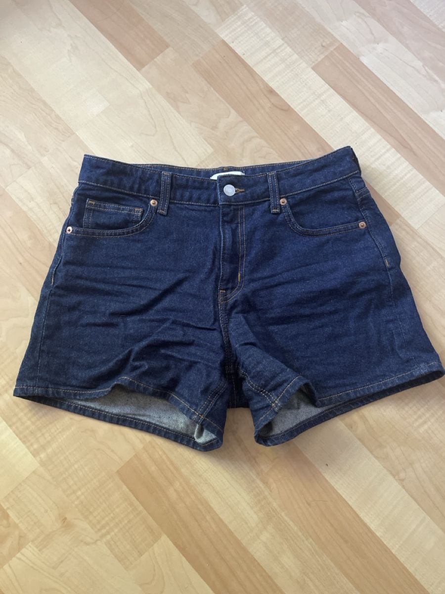 H&M Hosen: Jeans Shorts – Gebraucht aus St. Gallen von cor_c9lz