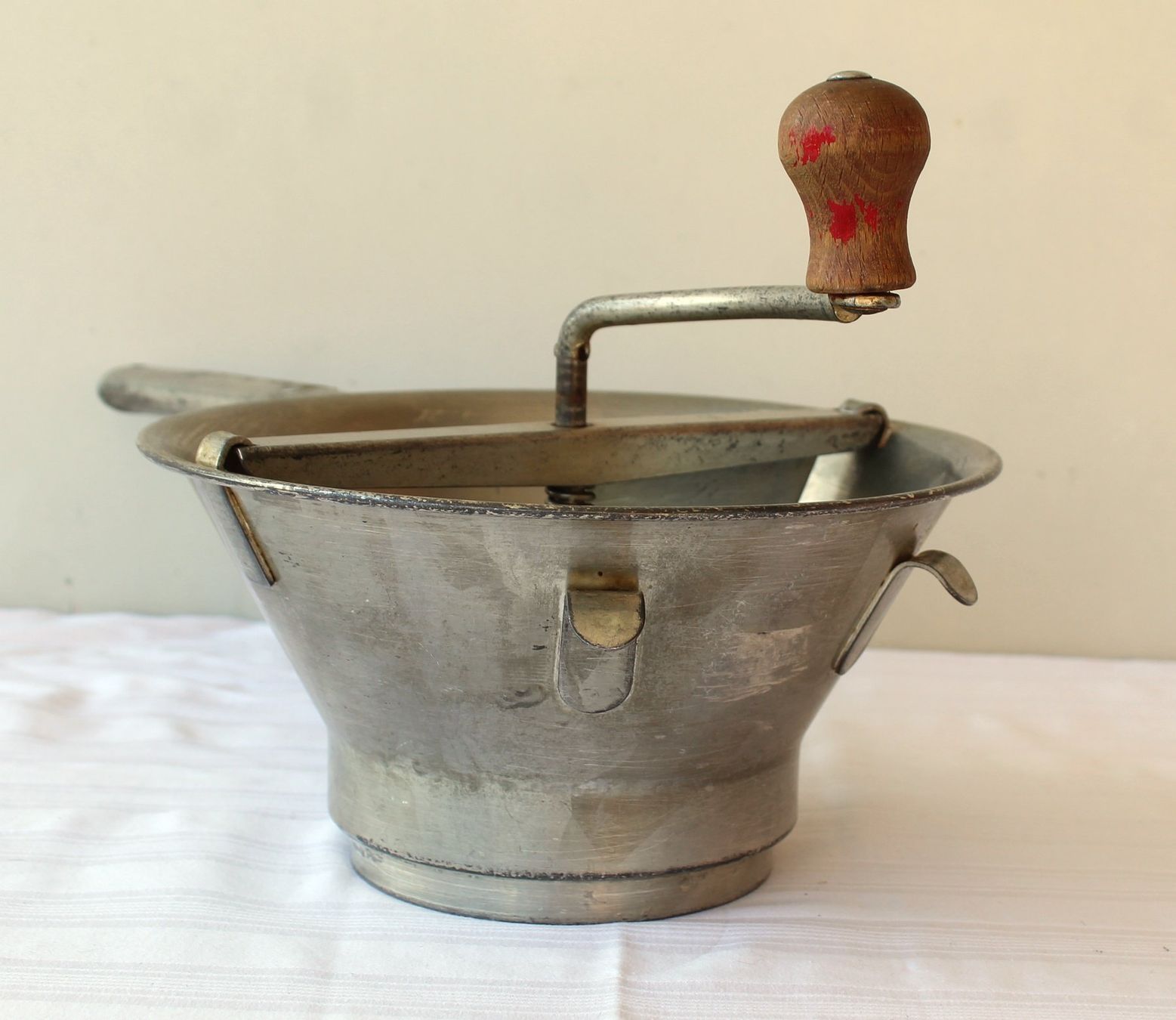 Elettrodomestici da cucina: Alte Passetout 57 Passiergerät Handkurbel mit 2 Scheiben – Usato da Zürich venduto da Auctionata 5