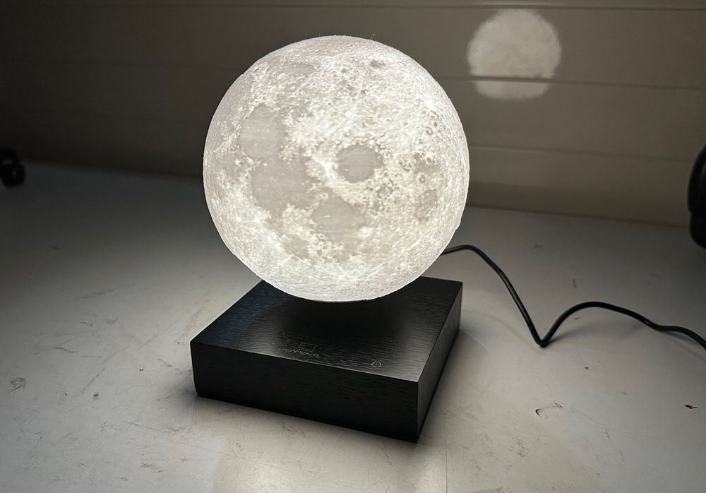 https://img.ricardostatic.ch/images/9e7dd762-4bfe-4965-996e-fa2d3206c39a/t_1000x750/mond-lampe-smart-moon-lamp