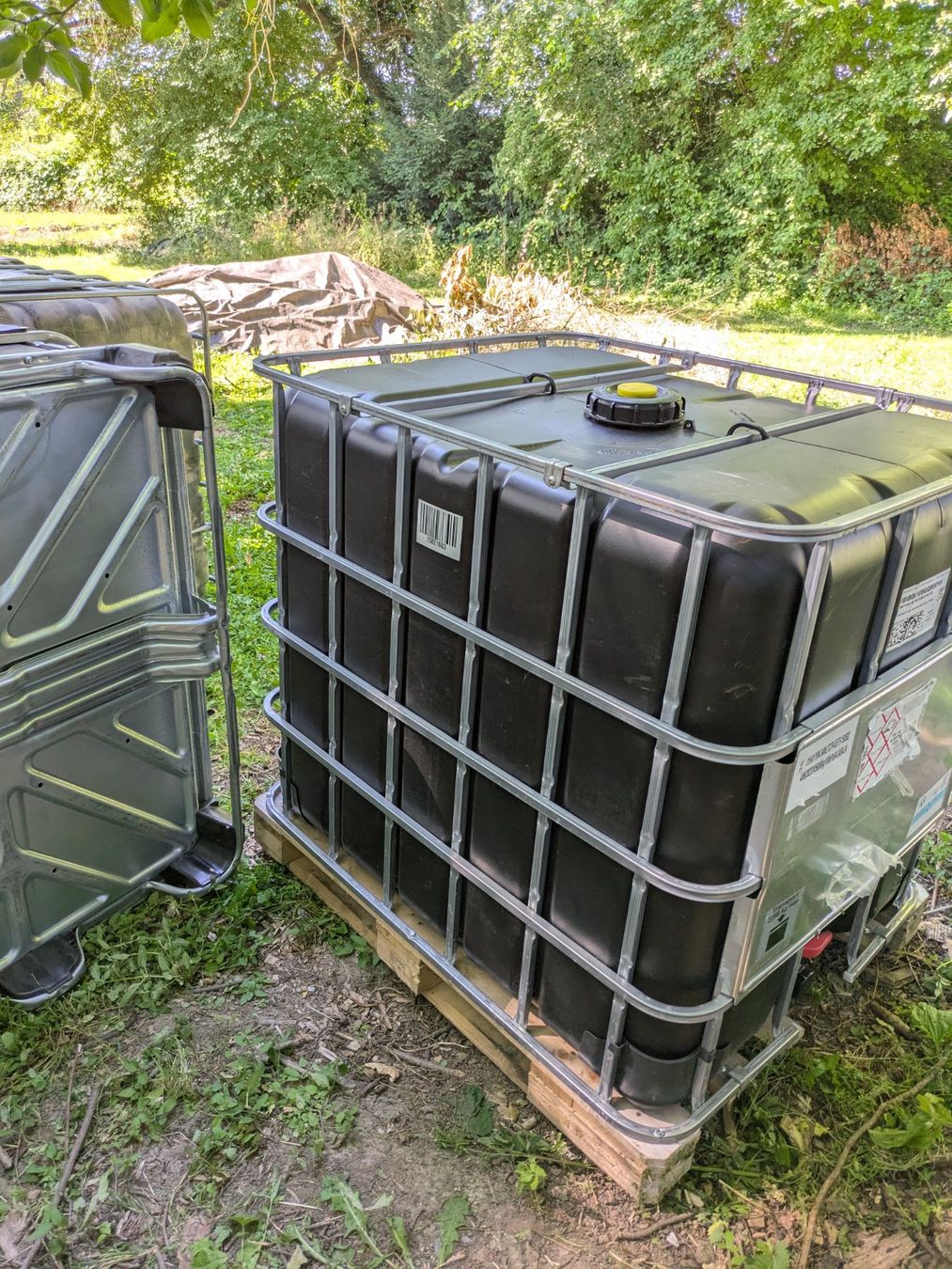 Tränken & Tröge: Cuves IBC noire 1000L – Gebraucht aus Meyrin von nas_vb2x 1