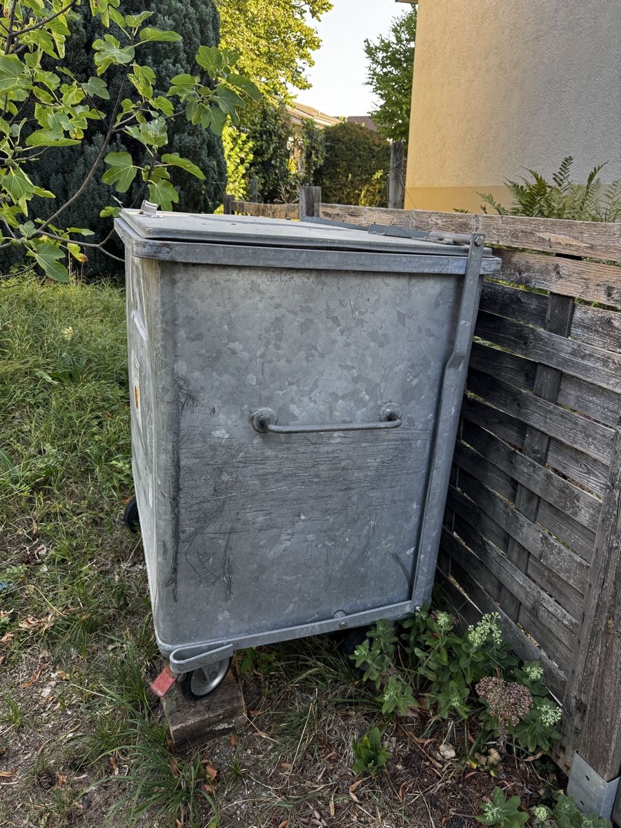 Korpus: Grosser Metall Container mit Rollen gebraucht – Gebraucht aus Dietlikon von admin77 3