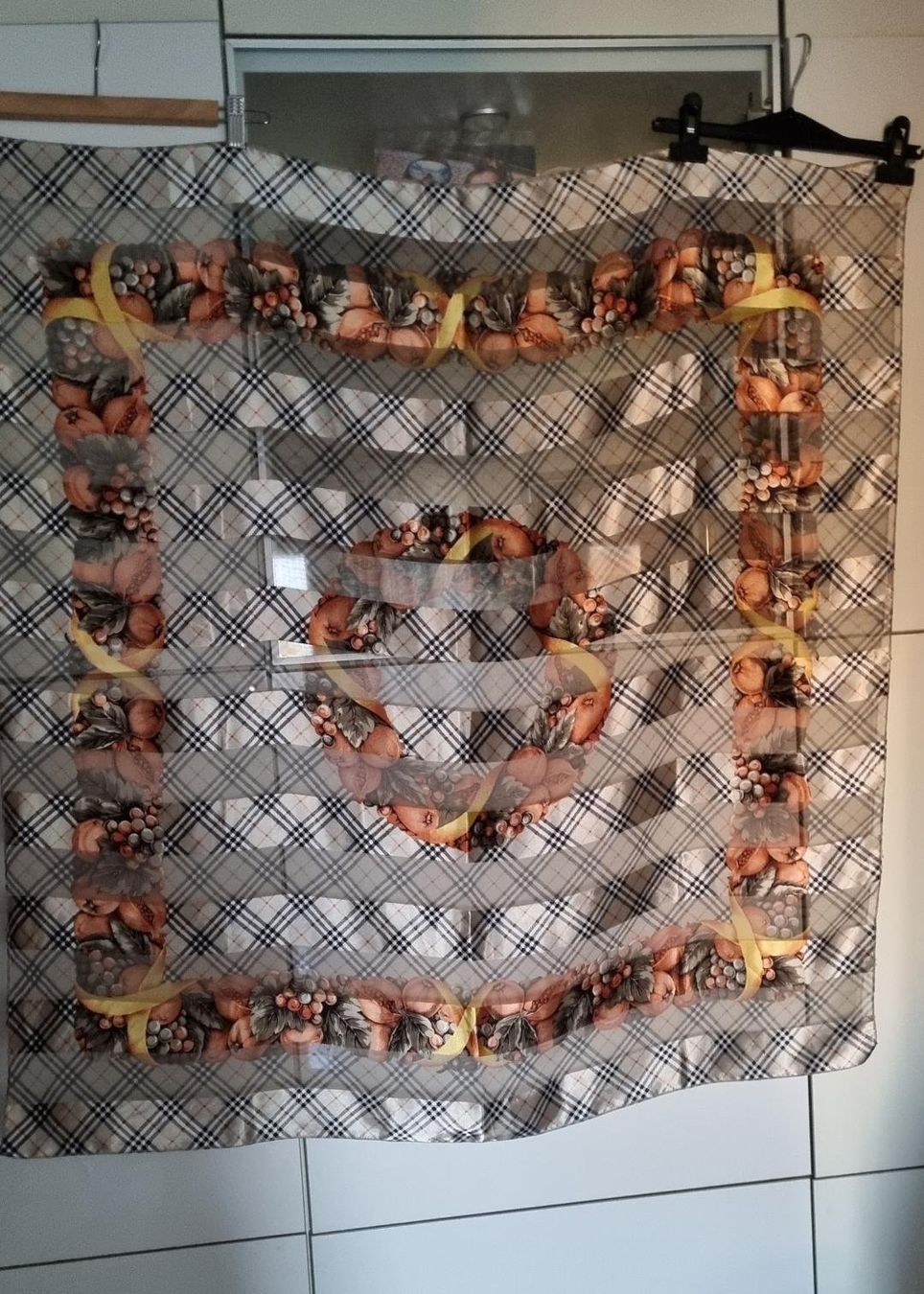 Foulard & Sciarpe: écharpe, avec dessin Burberry 100x100 – Nuovo (secondo la descrizione) da Tolochenaz venduto da nieeva 1