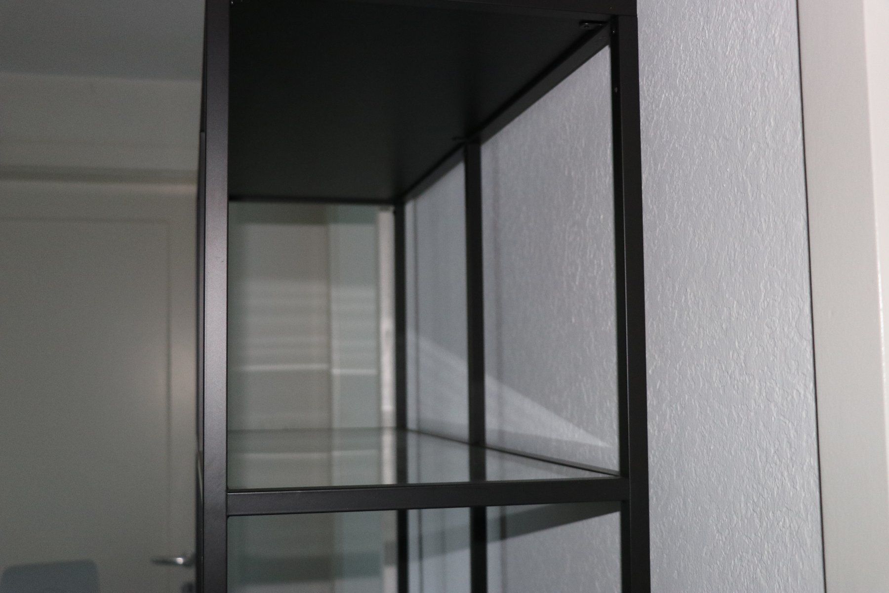 Scaffali: Regal Metall schwarz mit Glas – Usato da Wattwil venduto da Yakana 1