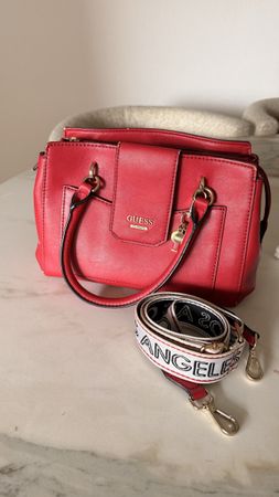 Rote Guess-Tasche