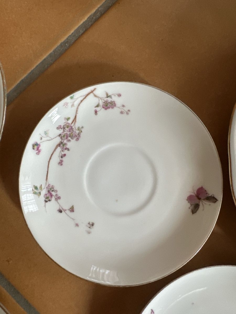 Tutte le decorazioni: Geschirrset mit Blumenmuster und Schmetterlingen – Usato da Schwadernau venduto da mirifiesta 7
