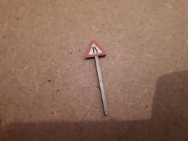 Verengung rechs Schild H0