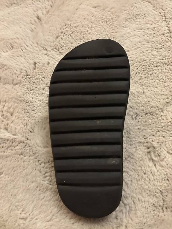 Scarpe da uomo: Schwarze yeezy slides – Usato da Lenk im Simmental venduto da niczbaeren 1