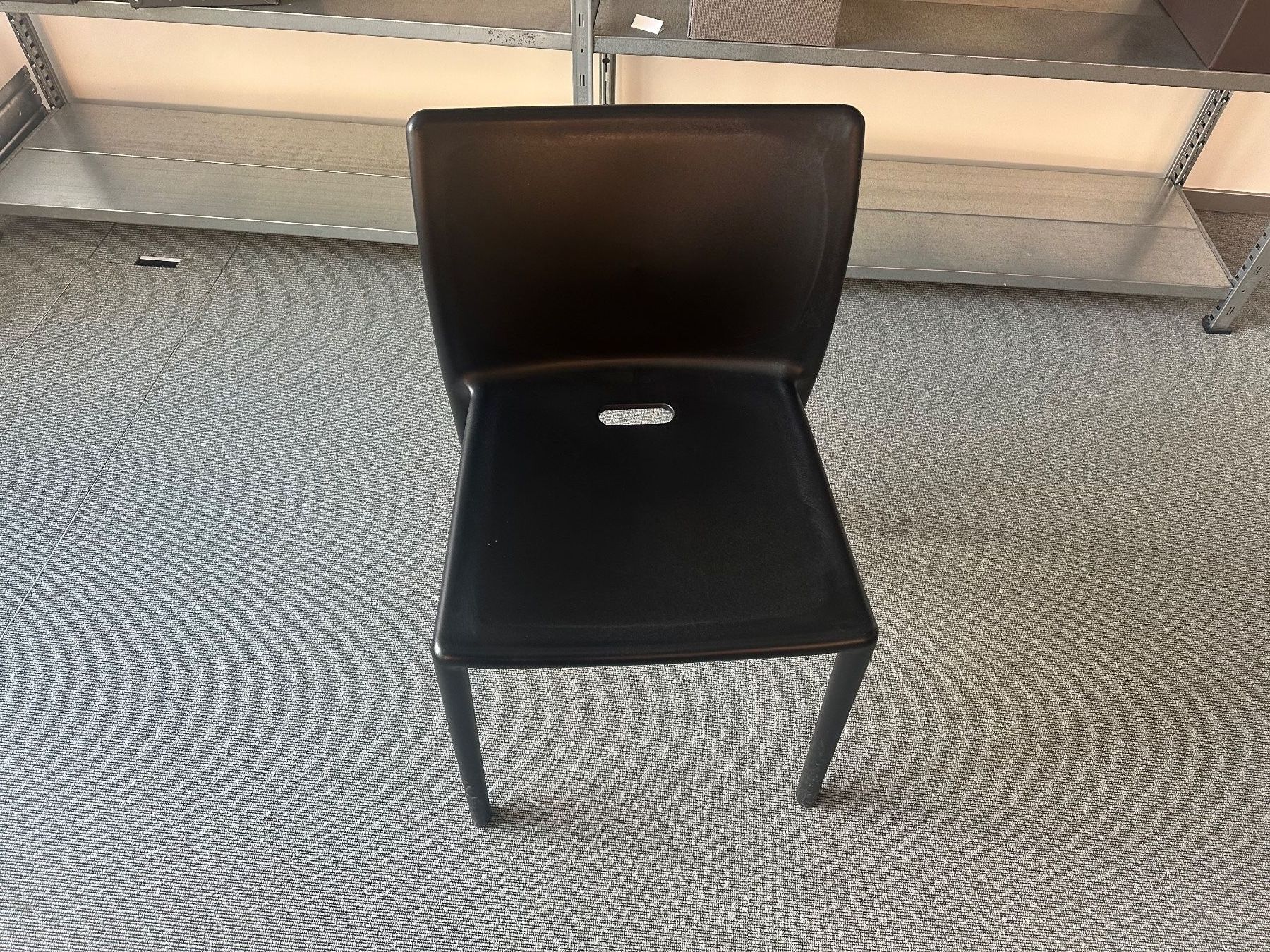Chaises: Stuhl schwarz Kunststoff – D'occasion à Zürich par rom_sh7s 2
