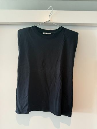 Schwarzes T-Shirt von Zara mit Schulterpolstern, Gr. S