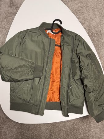 Veste aviateur kaki ,idéal pour la mi saison Taille 146