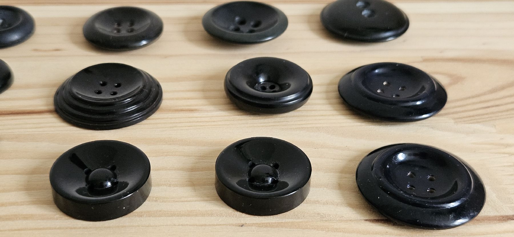 Bottoni: 14 boutons anciens noir de 2 à 3,5cm – Usato da Carouge GE venduto da Lea000 1