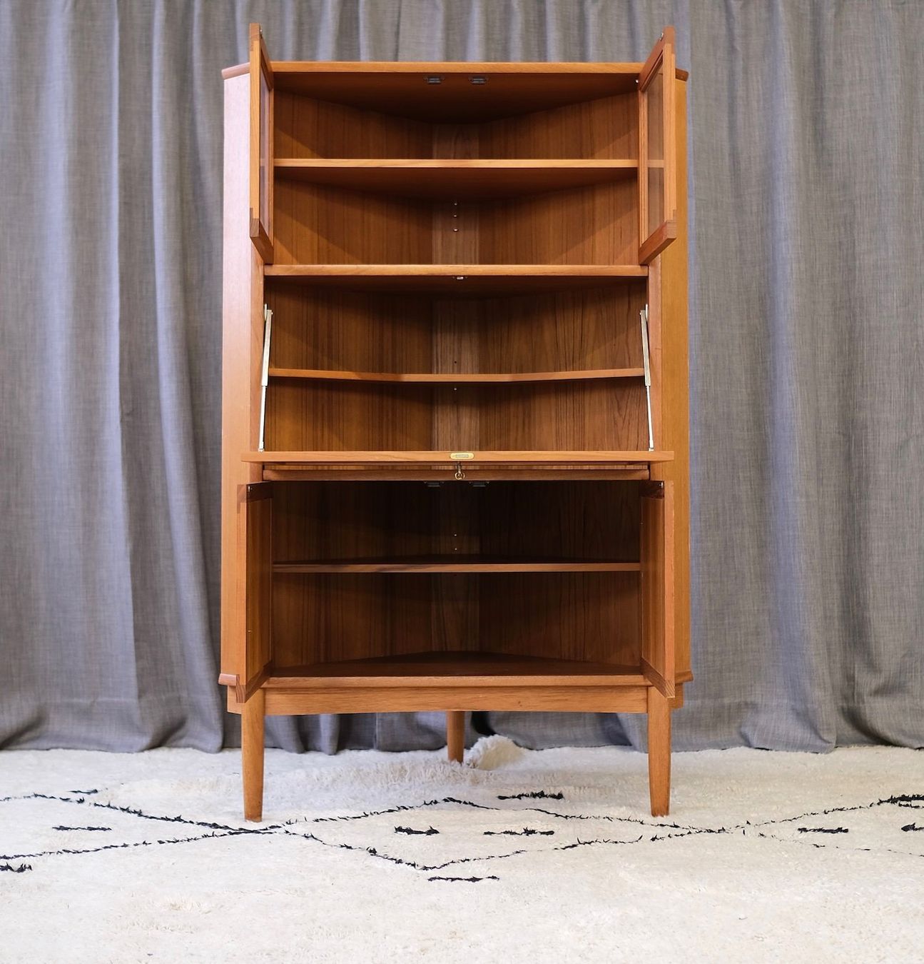 Cassettiere: Danish Corner Cabinet by H. W. Klein for Bramin, Denmark – Usato da Bern venduto da Zmodern_VIN 5