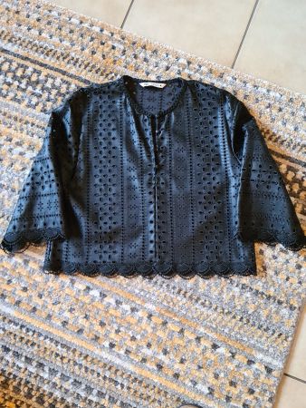Top noir avec broderies Zara taille M