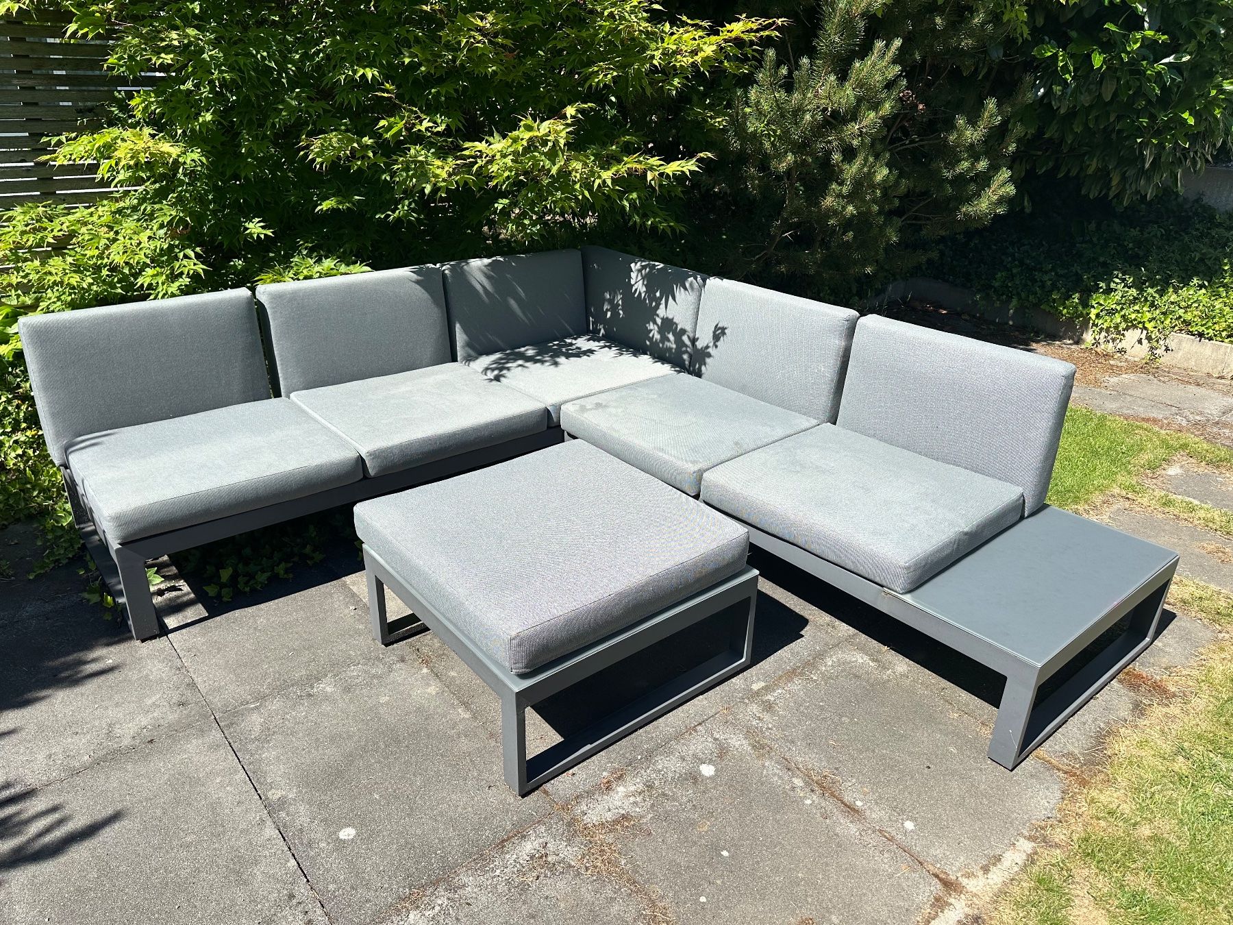 Divani: Gartencouch Set grau mit Hocker / Tisch – Usato da Hedingen venduto da Kingkikapu1
