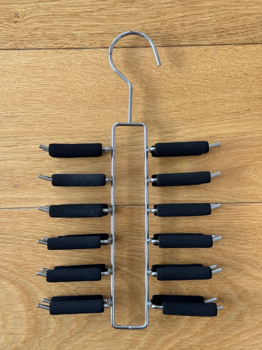 Garderobe: Handy Tie Rack - Organise Your Wardrobe – Neu (gemäss Beschreibung) aus Zürich von Keller110